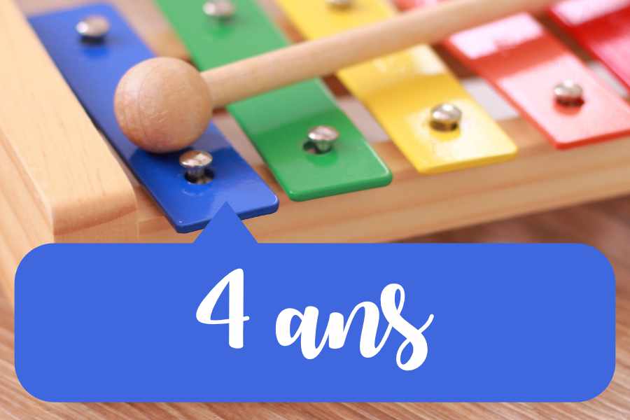Xylophone coloré avec une baguette posée sur une lame rouge, illustrant l’éveil musical 4 ans.
